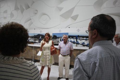 La-directora-de-AENA-en-Lanzarote-y-Marcial-Morales-durante-la-inauguracion-de-una-exposicion-sobre-salinas-en-El-Aeropuerto